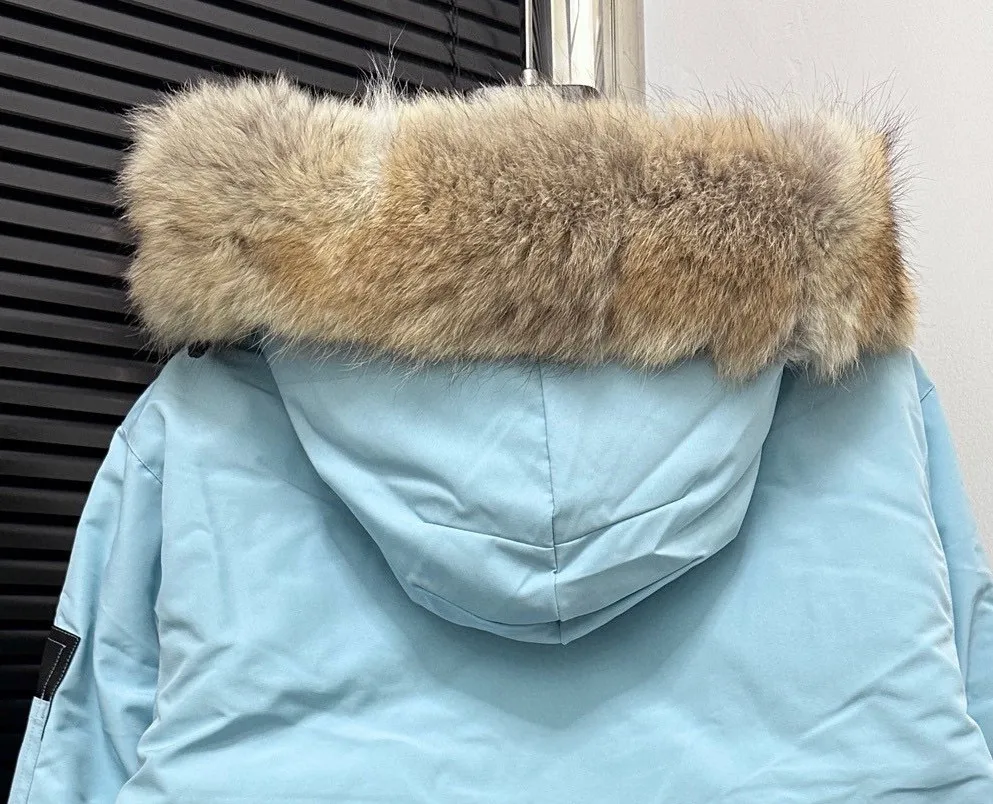 P780 Top Purchasing Version (Wolf Hair Optional) 🇨🇦CANADA GOOES 24 new models 08 models/couple models Factory direct supply: supplying global purchasing agents, micro-business, entities, Tmall, high-end stalls and studio cooperation, free shipping! Canada Goose Expedition Parka 2008 is the same style for men and women. It is mid-length and the most timeless classic. All Arctic and Antarctic scientific expedition teams choose Canada Goose as their cold-proof equipment. It is the Rolls-Royce of down jackets. ➖ Industry-leading anti-counterfeiting chip sensing. ➖ Imported Behringer embroidery machines and customized embroidery labels, the highest level and industry leading. ➖ Imported Korean 21-count polyester-cotton blended original fabric, TC85 waterproof coated fabric, water-repellent, windproof and wear-resistant. ➖ The new national standard 80 white duck down is filled with an average of 520 grams of down. The amount of down filled is industry-leading. ➖ 100% nylon lining with double double-layer sealing design to prevent velvet running, and seamless thread design on the cuffs! ➖ Western Canadian Green Wolf Collar. ➖ Yoshida YKK provides original factory-customized electroplated sliders. YKK two-way lockable zippers are tight and smooth and do not peel off paint. ➖ 3M composite Velcro is durable and the accessories and hardware are all custom-made. Note: Our copywriting is only simple and clear. Instead of bragging about the copywriting, it is better to compare and understand with samples. Only for the purest goose, the most dedicated, the most professional, the highest quality, the highest cost performance!  Size:XS-XXL